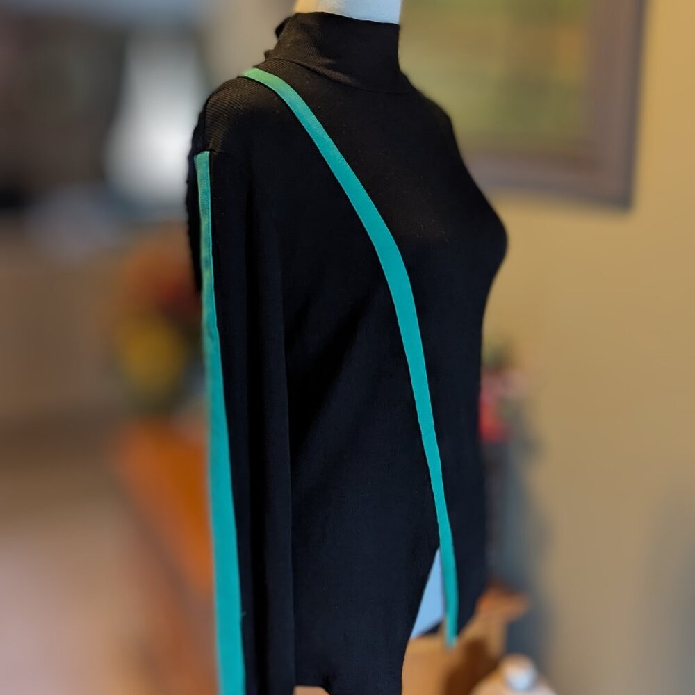 NWOT Urban Long Sleeves Black top with Green contrast color trim, Size L